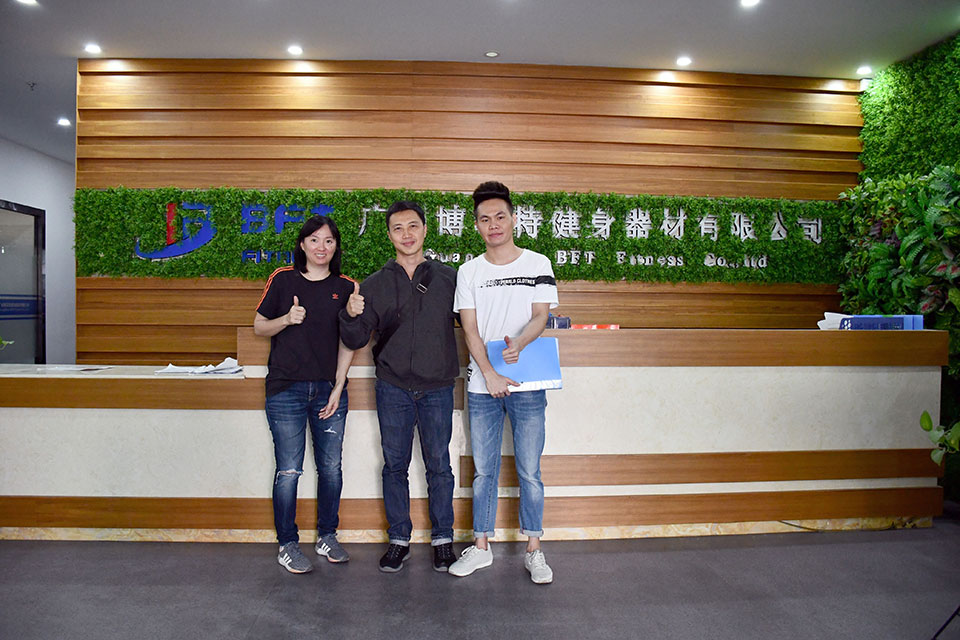 印度尼西亚客户来中国采购榴莲视频免费健身器材